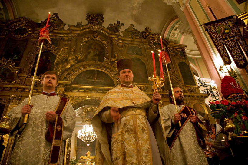 一个人,横图,室内,建筑,蜡烛,俄罗斯,复活节,衣服,祈祷,摄影,宗教,典礼,拜访,神父,彩图,旅行,大教堂,传统文化,独联体