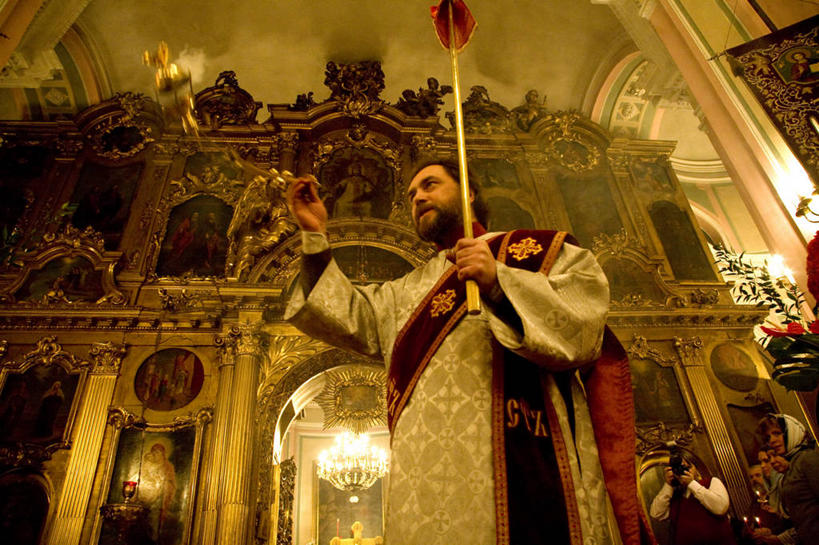 一个人,横图,室内,建筑,蜡烛,俄罗斯,复活节,衣服,祈祷,摄影,宗教,典礼,拜访,神父,彩图,旅行,大教堂,传统文化,独联体