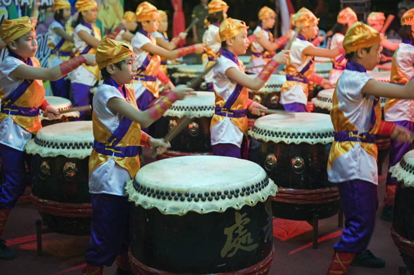 儿童,人群,横图,彩色,室外,马来西亚,亚洲,表演,鼓,乐器,音乐,摄影,东南亚,五颜六色,色彩斑斓,五彩缤纷,鼓手,五彩斑斓,五光十色,男孩,彩图,旅行,马来文化,槟榔屿州