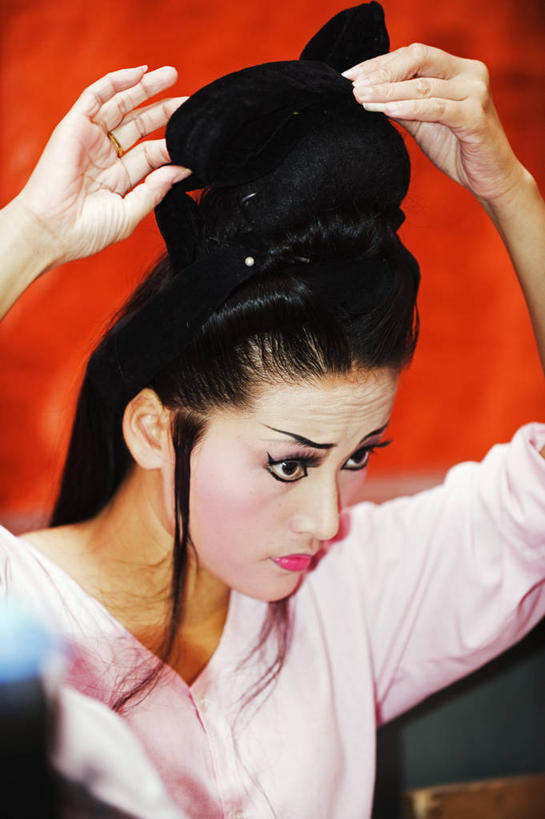 儿童,成年人,一个人,竖图,室内,马来西亚,亚洲,准备,装饰,摄影,东南亚,中国文化,更衣室,演出服,歌剧,女孩,女人,彩图,传统服装,旅行,马来文化,槟榔屿州