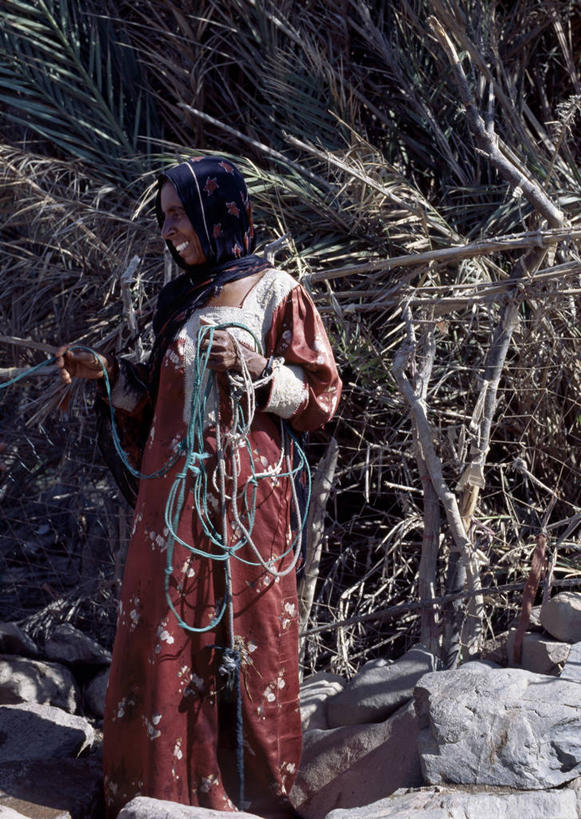 成年人,一个人,竖图,室外,也门,仅一个女性,头巾,头饰,衣服,发饰,摄影,井,伊斯兰教,印度洋,女人,群岛,彩图,传统文化