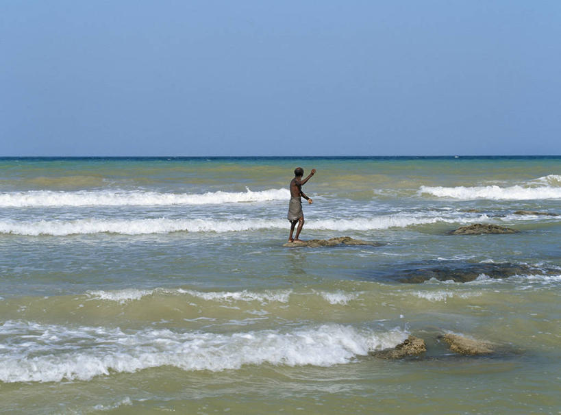 成年人,一个人,渔夫,横图,海浪,水,也门,仅一个男性,鱼类,摄影,印度洋,男人,群岛,彩图,钓鱼