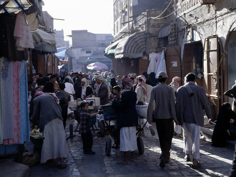 商店,横图,购物,消费,城市,道路,街道,路,公路,也门,市场,交通,首都,货摊,地标建筑,摄影,伊斯兰教,贩卖,贸易,萨那,商人,马路,彩图,传统服装,联合国教科文组织,街市