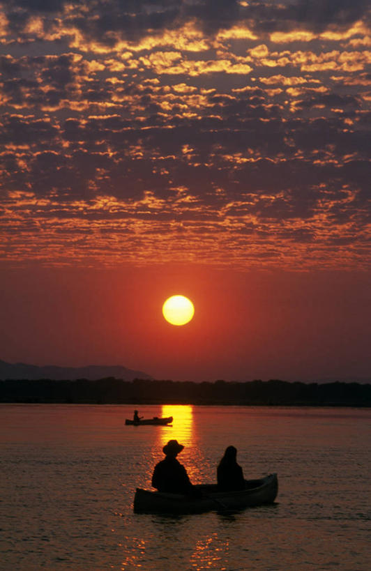 划船,两个人,竖图,室外,日出,河流,水,太阳,船,赞比亚,地形,云,木船,黎明,天空,交通工具,摄影,宁静,桨,舟,国家公园,早晨,载具,独木舟,露营,赞比西河,卷积云,独木船,荡舟,彩图