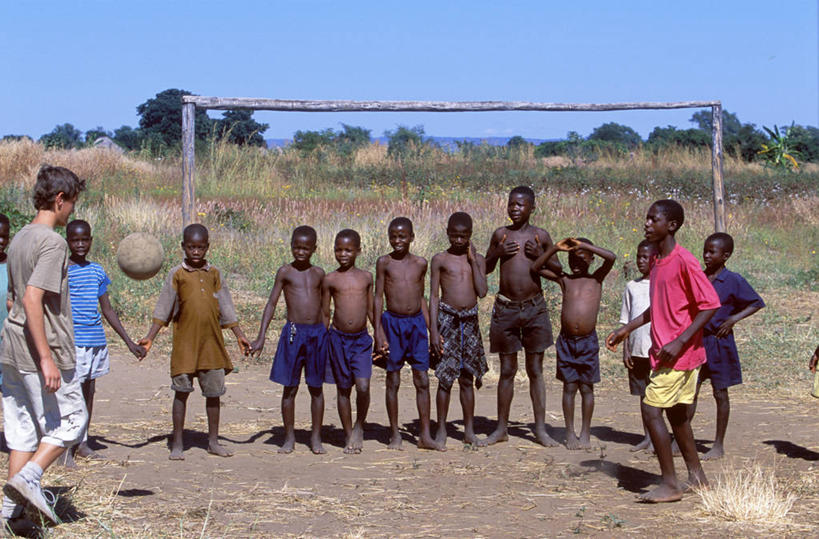 儿童,横图,室外,旅游,度假,赞比亚,行人,游客,游人,表演,鼓,乐器,联系,音乐,路人,旅客,社区,看,摄影,观看,宾客,国家公园,过客,彩图,舞蹈,南卢安瓜国家公园