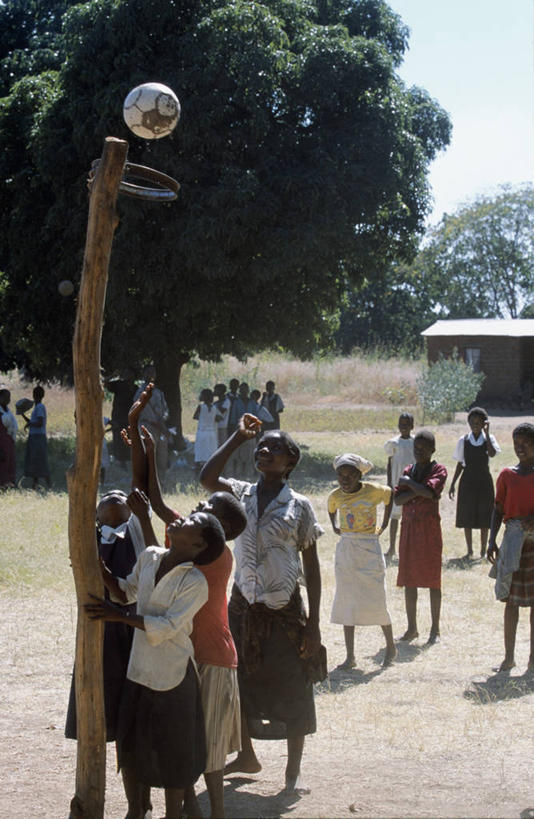 儿童,横图,室外,旅游,度假,赞比亚,行人,游客,游人,表演,鼓,乐器,联系,音乐,路人,旅客,社区,看,摄影,观看,宾客,国家公园,过客,彩图,舞蹈,南卢安瓜国家公园