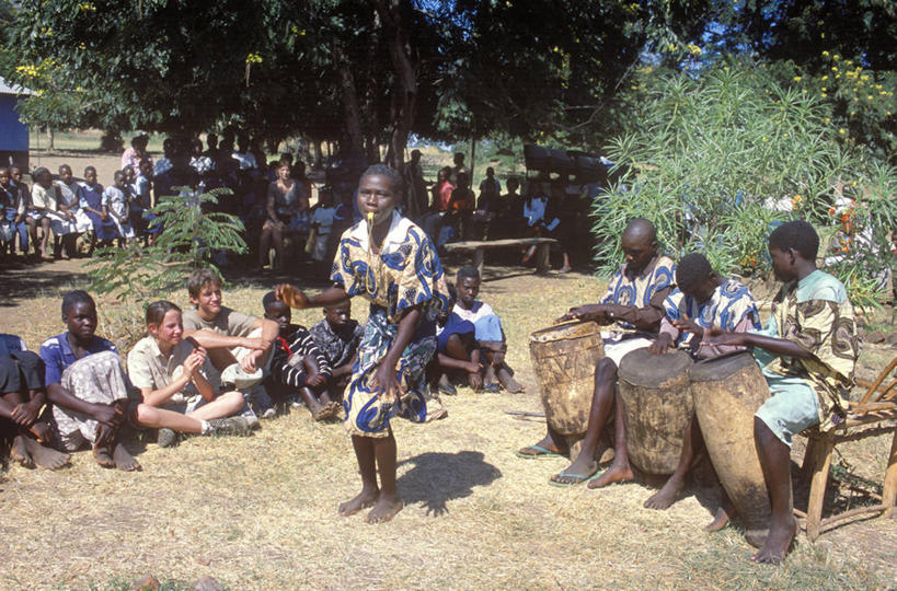 儿童,横图,室外,旅游,度假,赞比亚,行人,游客,游人,表演,鼓,乐器,联系,音乐,路人,旅客,社区,看,摄影,观看,宾客,国家公园,过客,彩图,舞蹈,南卢安瓜国家公园