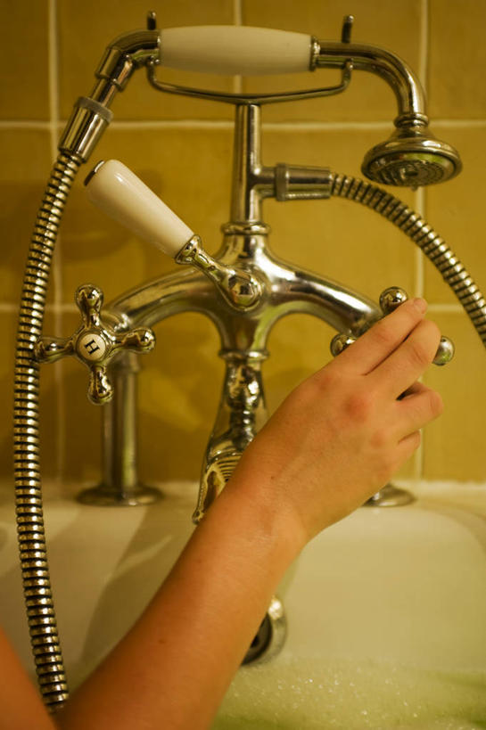 一个人,竖图,室内,浴室,英国,欧洲,水龙头,浴盆,摄影,西欧,大不列颠,威尔士,大不列颠及北爱尔兰联合王国,大不列颠及爱尔兰联合王国,威尔士公国,洗涤,彩图,康威自治市,大不列颠王国,大英帝国,联合王国,日不落帝国,斯诺登峰,北威尔士