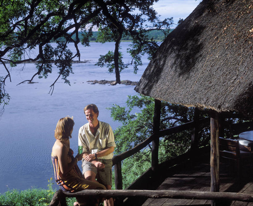 成年人,两个人,丈夫,妻子,露台,横图,室外,白天,旅游,度假,满意,河流,水,阳台,酒店,非洲,赞比亚,行人,游客,游人,房屋,路人,旅客,放松,摄影,享乐,华贵,赞比西河,异性恋,过客,男人,男性,女人,女性,说话,彩图,露天阳台,树屋,伴侣