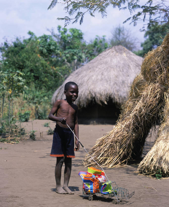 儿童,一个人,竖图,彩色,纯洁,河流,纺织品,非洲,赞比亚,仅一个男性,仅一个人,小贩,小孩,仅一个小孩,可爱,童年,童趣,摄影,五颜六色,色彩斑斓,创造力,出示,手艺,五彩缤纷,贩卖,童真,烂漫,无邪,非洲文化,五彩斑斓,卢安瓜河,式样,五光十色,天真,男孩,男人,男性,孩子,商人,彩图,男生,传统文化