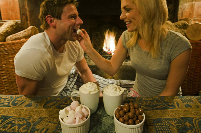 儿童,成年人,两个人,横图,室内,旅游,度假,壁炉,火,英国,欧洲,浪漫,黄昏,巧克力,放松,摄影,生活方式,西欧,大不列颠,威尔士,药蜀葵,大不列颠及北爱尔兰联合王国,大不列颠及爱尔兰联合王国,热可可,威尔士公国,异性恋,男人,女孩,女人,彩图,康威自治市,大不列颠王国,大英帝国,联合王国,日不落帝国,伴侣,斯诺登峰,北威尔士