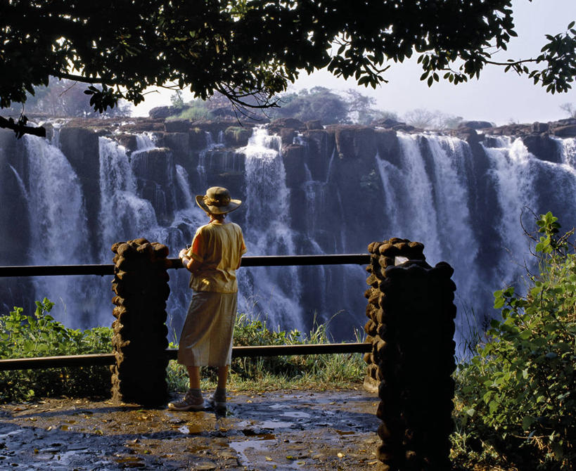 无人,竖图,室外,旅游,彩虹,瀑布,峡谷,非洲,津巴布韦,赞比亚,行人,游客,游人,喷,飞溅,悬崖,路人,旅客,白色,黄昏,摄影,落下,碰撞,传送带,沟壑,拜访,地貌,赞比西河,维多利亚瀑布,雷雨,过客,利文斯敦,彩图,白内障,骚乱