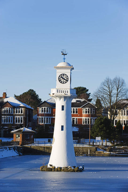 无人,公园,竖图,室外,湖,道路,建筑,英国,欧洲,信息,冰,冬天,灯塔,交通,首都,方向,蓝色,天空,摄影,引导,指引,纪念,留念,怀念,威尔士,航标,加的夫,彩图,导航