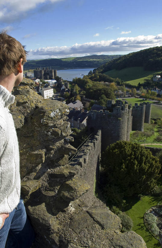 成年人,两个人,竖图,室外,旅游,度假,英国,欧洲,行人,游客,游人,城镇,路人,旅客,摄影,西欧,要塞,大不列颠,威尔士,大不列颠及北爱尔兰联合王国,大不列颠及爱尔兰联合王国,威尔士公国,异性恋,过客,康威城堡,爱德华一世,男人,女人,彩图,康威自治市,大不列颠王国,大英帝国,联合王国,日不落帝国,伴侣,斯诺登峰,北威尔士