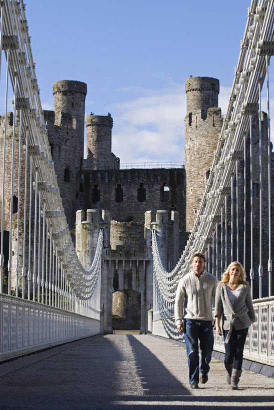 成年人,两个人,竖图,旅游,度假,英国,欧洲,行人,游客,游人,吊挂,悬挂,桥,挂,路人,旅客,摄影,西欧,要塞,大不列颠,威尔士,大不列颠及北爱尔兰联合王国,大不列颠及爱尔兰联合王国,威尔士公国,异性恋,过客,康威城堡,男人,女人,彩图,康威自治市,大不列颠王国,大英帝国,联合王国,日不落帝国,伴侣,斯诺登峰,北威尔士