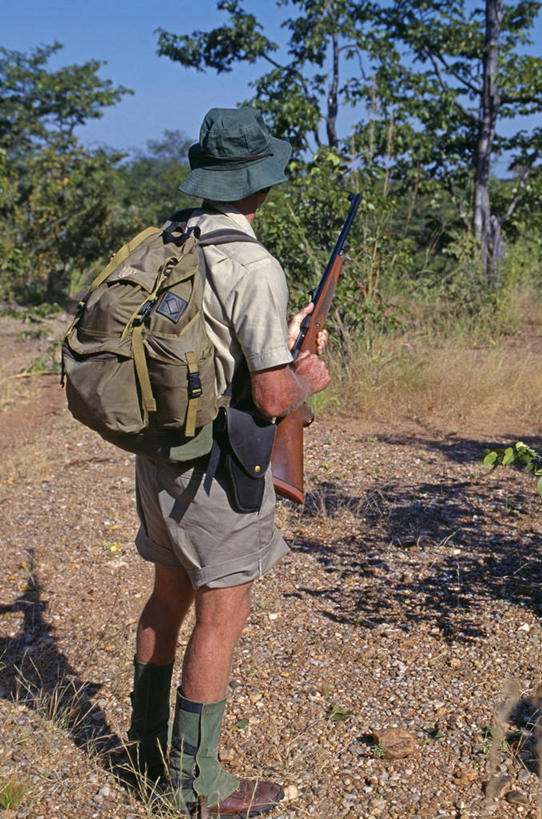 成年人,一个人,导游,竖图,室外,非洲,津巴布韦,仅一个男性,枪支,自然,武器,摄影,肖像,来福枪,男人,彩图