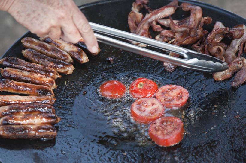 一个人,横图,室外,早餐,西红柿,非洲,坦桑尼亚,香肠,食品,摄影,膳食,露营,东非,熏猪肉,彩图,早饭