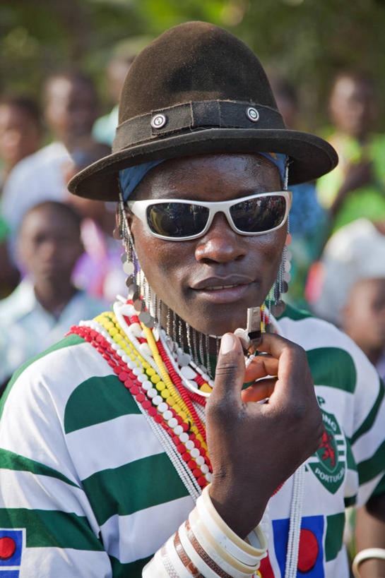 一个人,竖图,帽子,项链,非洲,坦桑尼亚,庆祝,珠子,太阳镜,摄影,手镯,口哨,东非,非洲人,舞者,彩图,舞蹈