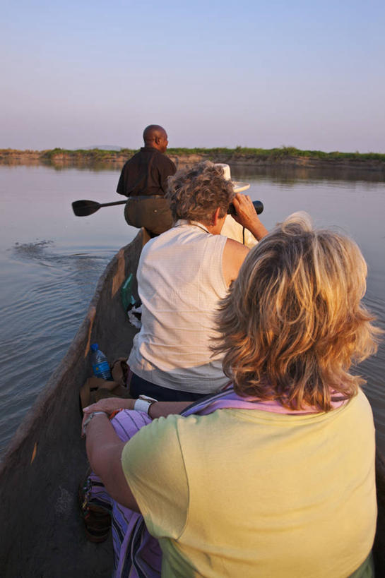 划船,竖图,旅游,船,非洲,坦桑尼亚,行人,游客,游人,木船,杆,路人,旅客,交通工具,摄影,舟,载具,独木舟,拜访,双筒望远镜,独木船,东非,荡舟,过客,彩图