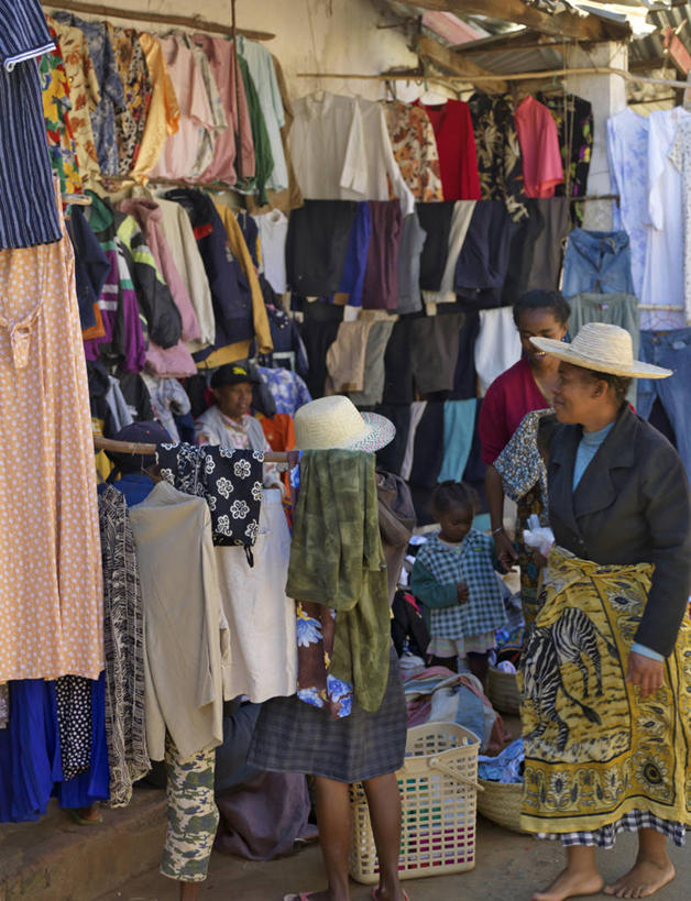 成年人,商店,竖图,衬衫,购物,消费,帽子,非洲,马达加斯加,吊挂,悬挂,服装,挂,衣服,零售,摄影,服饰,衣着,穿着,贩卖,贸易,衣饰,女人,彩图