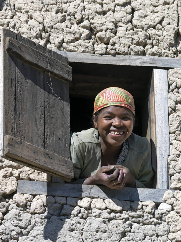 儿童,一个人,微笑,竖图,快乐,纯洁,帽子,非洲,马达加斯加,仅一个女性,仅一个人,织物,小孩,社区,仅一个小孩,可爱,童年,童趣,摄影,童真,烂漫,无邪,天真,女孩,女人,女性,孩子,彩图,女生,美人,酒椰,机织物