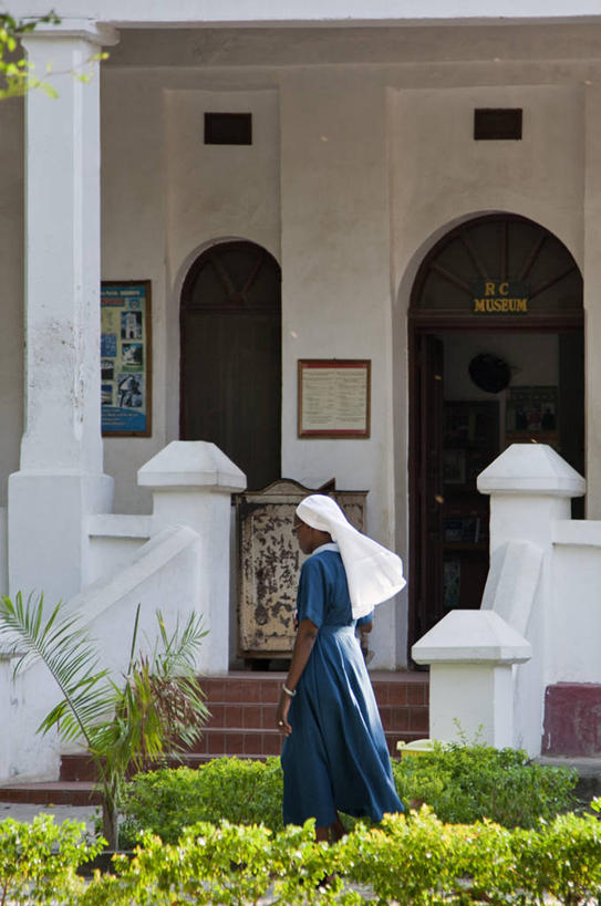 成年人,一个人,博物馆,竖图,非洲,坦桑尼亚,仅一个女性,节日,文化,祈祷,健康,许愿,摄影,宗教,信仰,纪念,祈求,基督教,天主教,东非,平安,女人,修女,彩图,达累斯萨拉姆