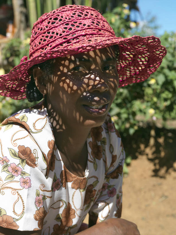 成年人,一个人,微笑,竖图,快乐,帽子,非洲,马达加斯加,仅一个女性,阴影,草帽,粉色,社区,摄影,女人,彩图