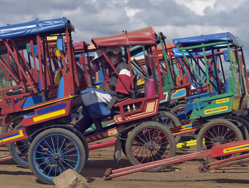 成年人,无人,司机,横图,彩色,出租车,非洲,马达加斯加,黄包车,社区,运输,摄影,五颜六色,色彩斑斓,等,五彩缤纷,五彩斑斓,五光十色,男人,彩图,旅行,公共汽车站