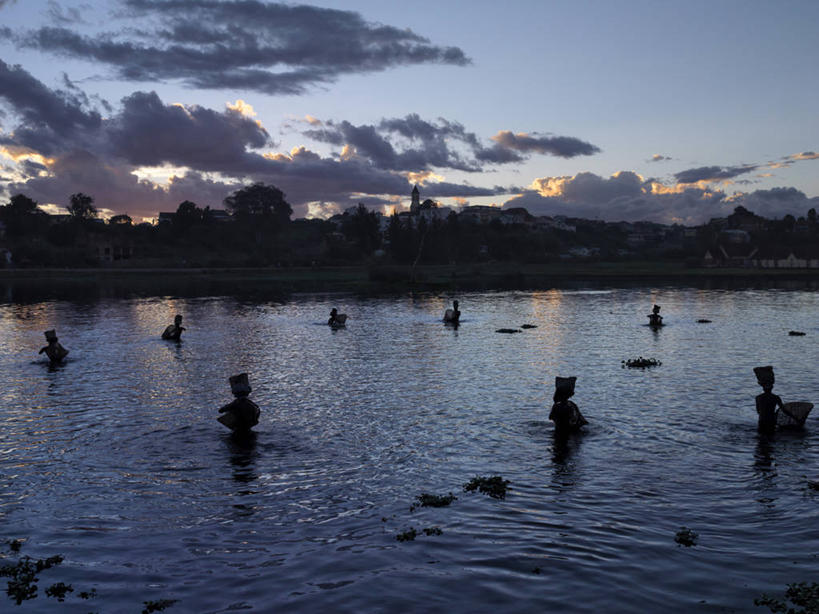 成年人,渔夫,横图,室外,湖,日落,非洲,马达加斯加,黄昏,社区,摄影,剪影,男人,彩图,钓鱼,传统文化