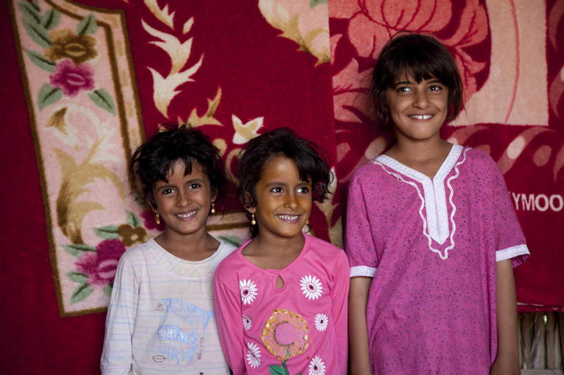 成年人,一个人,竖图,建筑,阿曼,仅一个女性,行人,游客,游人,城堡,路人,旅客,摄影,尖塔,中东,要塞,清真寺,波斯湾,奈兹瓦,过客,女人,彩图,阿拉伯半岛