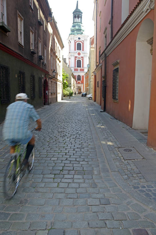 成年人,一个人,教堂,竖图,旅游,建筑,摩托车,自行车,欧洲,波兰,仅一个男性,古城,历史,车,脚踏车,骑,交通工具,骑车,摄影,宗教,宗教建筑,载具,波兹南,男人,彩图