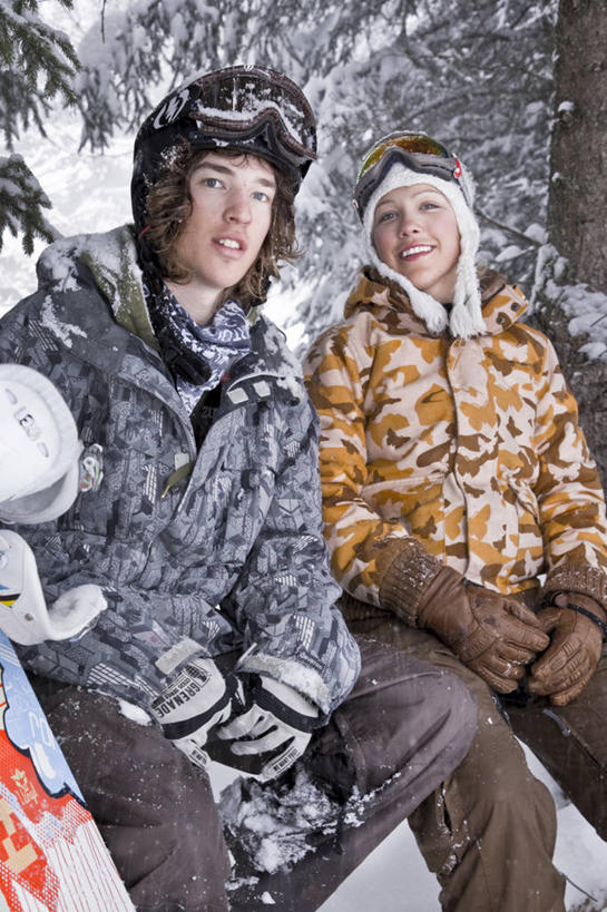 成年人,两个人,竖图,室外,度假,运动,法国,欧洲,服装,裤子,设备,车,物品,衣服,手套,交通工具,温暖,背带裤,摄影,服饰,保暖,滑雪板,雪橇,御寒,载具,滑雪镜,雪橇车,滑雪服,阿尔卑斯山脉,霞慕尼,茄克,异性恋,竞技服,旅游服,冬装,男人,女人,彩图,伴侣