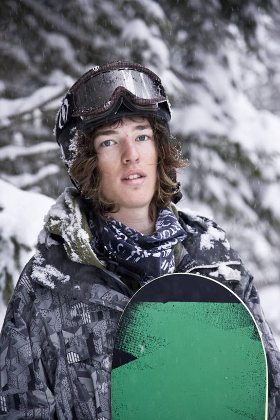 成年人,一个人,竖图,室外,度假,运动,法国,欧洲,仅一个男性,服装,裤子,设备,车,物品,衣服,手套,交通工具,温暖,背带裤,摄影,服饰,保暖,滑雪板,雪橇,御寒,载具,滑雪镜,雪橇车,滑雪服,阿尔卑斯山脉,霞慕尼,茄克,竞技服,旅游服,冬装,男人,彩图