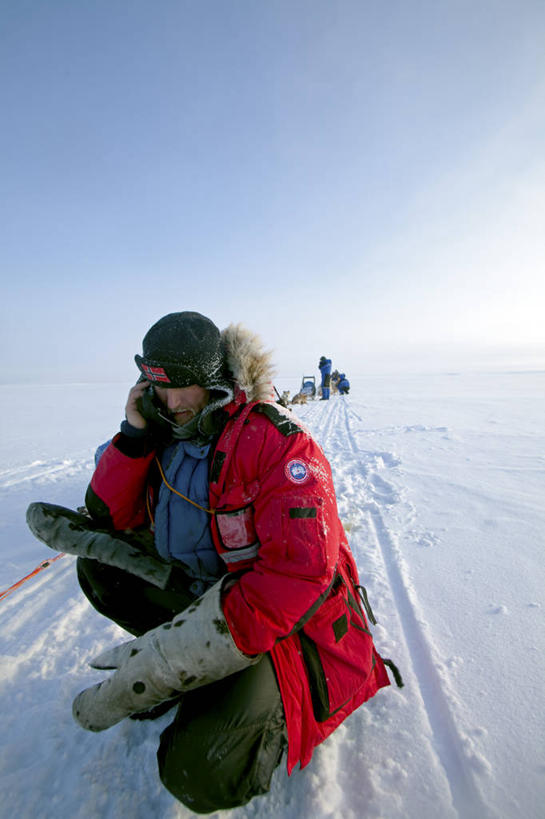 成年人,一个人,打电话,竖图,室外,通讯,探险,北极,雪,狗,挪威,仅一个男性,天气,北,寒冷,摄影,斯堪的纳维亚,雪橇犬,斯堪狄纳维亚半岛,探险家,男人,电话机,彩图,旅行