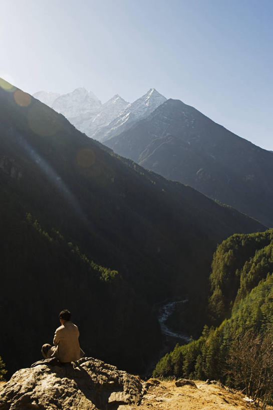 成年人,一个人,坐,竖图,室外,河流,山,山脉,雪,日光,尼泊尔,亚洲,仅一个男性,地形,山顶,山谷,历史,蓝色,风景,天空,地标建筑,摄影,环境,南亚,监视,视角,喜马拉雅山脉,尼泊尔王国,珠穆朗玛峰国家公园,专区,男人,彩图,萨加玛塔专区,索卢坤布县,联合国教科文组织,坤布,珠穆朗玛地区