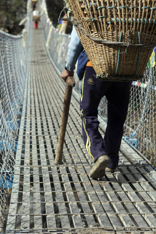 一个人,竖图,探险,尼泊尔,亚洲,吊挂,悬挂,桥,挂,摄影,喜马拉雅山脉,珠穆朗玛峰,冒险,彩图,旅行,门房,鲲鹏