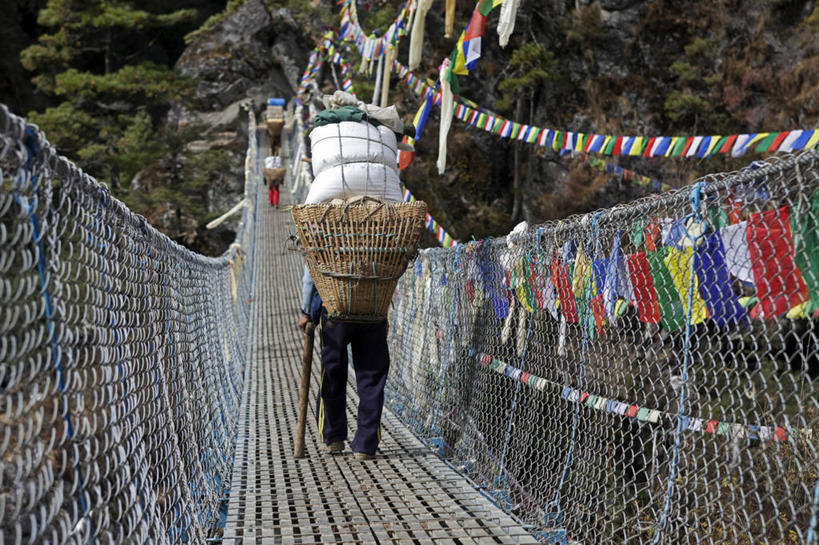 一个人,横图,探险,尼泊尔,亚洲,吊挂,悬挂,桥,挂,经幡,摄影,佛教,喜马拉雅山脉,珠穆朗玛峰,冒险,彩图,旅行,门房,鲲鹏