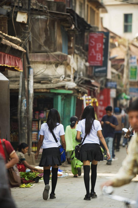 儿童,两个人,竖图,室外,白天,制服,纯洁,城市,尼泊尔,亚洲,城镇,首都,现代,校服,可爱,童年,童趣,摄影,童真,烂漫,无邪,加德满都,天真,女孩,步行,彩图,高中,女生,传统文化