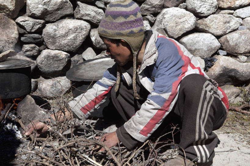 成年人,一个人,横图,室外,探险,尼泊尔,亚洲,仅一个男性,饮食,摄影,喜马拉雅山脉,珠穆朗玛峰,男人,烹调,彩图,旅行,门房,鲲鹏