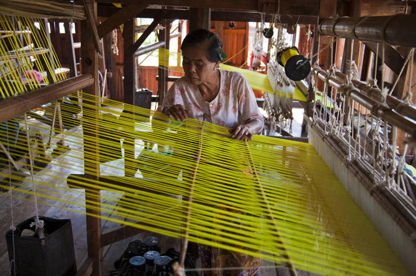 横图,室外,湖,纺织品,缅甸,亚洲,木制,材料,丝绸,线,锥子,织物,纺织,黄色,摄影,东南亚,织女,式样,纺锤,织机,美术工艺,彩图,机织物