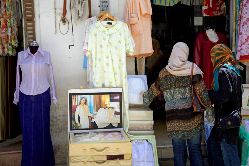 成年人,母亲,女儿,商店,横图,购物,城市,非洲,利比亚,市场,首都,衣服,摄影,面纱,伊斯兰教,地中海文化,北非,女人,女性,彩图