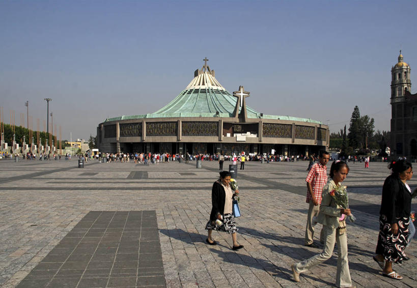 成年人,教堂,横图,墨西哥,节日,首都,文化,现代,祈祷,健康,许愿,摄影,宗教,信仰,纪念,祈求,基督教,拉丁美洲,天主教,朝圣节,墨西哥城,教皇,平安,女人,彩图,大教堂