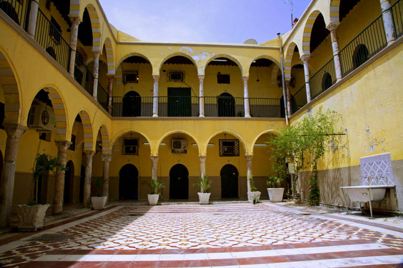 成年人,一个人,竖图,城市,道路,街道,路,公路,非洲,利比亚,仅一个女性,小贩,市场,交通,货摊,摄影,面纱,伊斯兰教,地中海文化,近景,销售,贩卖,北非,女人,马路,彩图