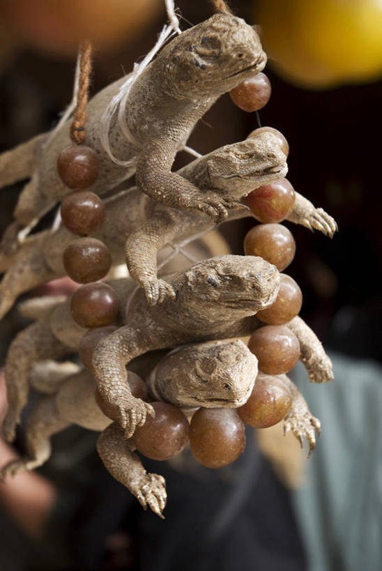 商店,竖图,购物,旅游,度假,消费,地毯,街道,纺织品,非洲,摩洛哥,行人,游客,游人,装饰,工作,毛毯,毯子,市场,历史,货摊,路人,旅客,纺织,工艺品,垫子,社区,温暖,摄影,华丽,修饰,点缀,忙碌,贩卖,贸易,北非,衬托,美观,雅致,雅观,阿非利加洲,摩洛哥王国,技能,马拉喀什,美术工艺,过客,摩洛哥文化,彩图,旅行,传统文化,赛尔