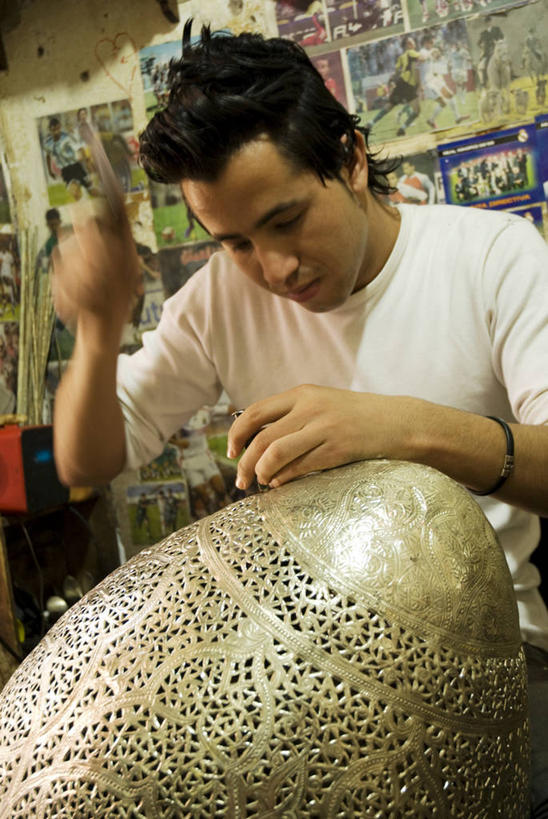 一个人,商店,竖图,购物,旅游,度假,消费,街道,金属制品,非洲,摩洛哥,工作,金属,市场,历史,货摊,灯,灯罩,工艺品,摄影,创造力,专心,准确,努力,忙碌,贸易,北非,阿非利加洲,摩洛哥王国,技能,马拉喀什,美术工艺,摩洛哥文化,设计,彩图,旅行,传统文化,赛尔