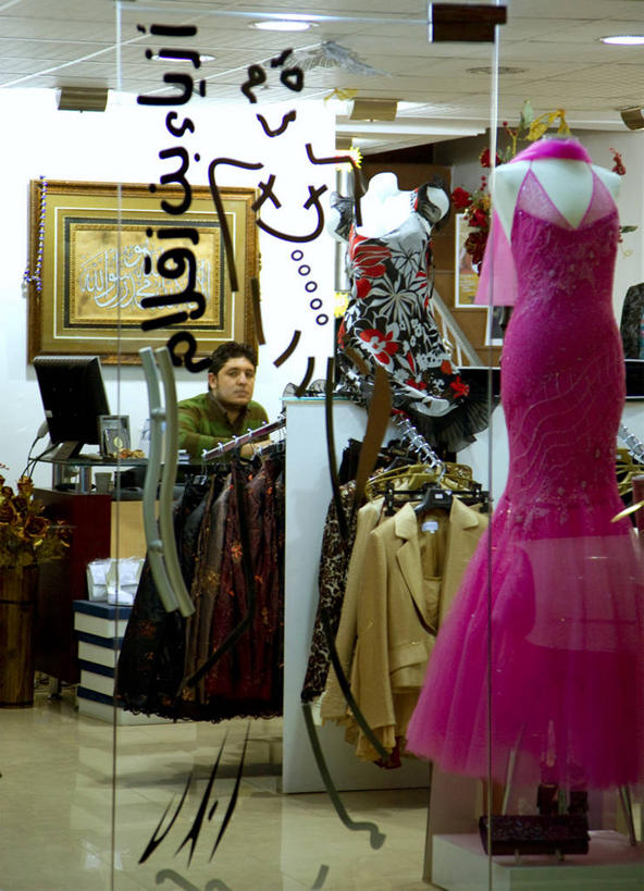 成年人,商店,竖图,购物,窗帘,城市,纺织品,非洲,利比亚,小贩,首都,衣服,摄影,地中海文化,销售,贩卖,北非,男人,彩图