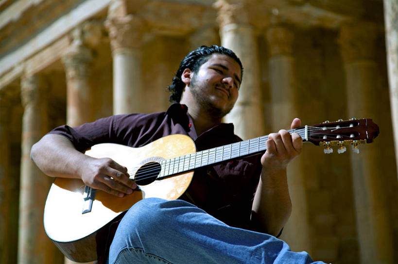 成年人,一个人,横图,城市,非洲,利比亚,仅一个男性,仅一个人,化石,柱子,吉他,音乐,历史,废墟,仅一个年轻男性,地标建筑,摄影,考古学,地中海文化,吉他手,音乐人,北非,阿拉伯风格,萨布拉塔,男人,男性,年轻男性,年轻人,彩图,帝国