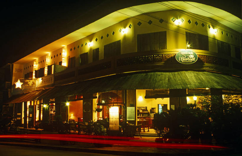 成年人,竖图,室外,旅游,度假,瀑布,山,山脉,水,非洲,肯尼亚,莱索托,行人,游客,游人,娱乐,路人,旅客,享受,休闲,放松,摄影,活动,阿非利加洲,肯尼亚共和国,肯尼亚山,过客,女人,岩石,步行,彩图