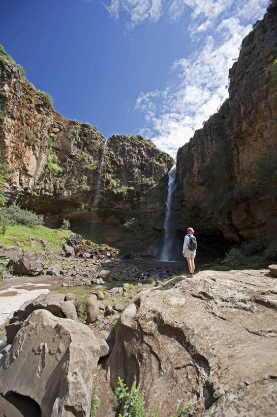 成年人,竖图,室外,旅游,度假,瀑布,山,山脉,水,非洲,肯尼亚,莱索托,行人,游客,游人,娱乐,路人,旅客,享受,休闲,放松,摄影,活动,阿非利加洲,肯尼亚共和国,肯尼亚山,过客,女人,岩石,步行,彩图