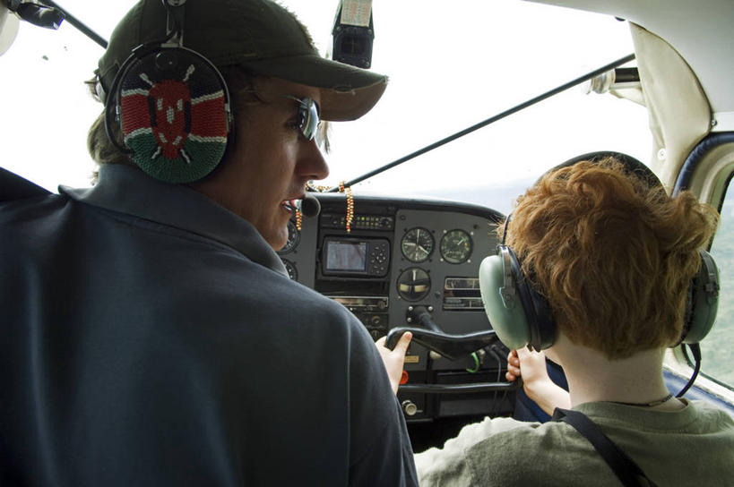 两个人,横图,飞机,非洲,肯尼亚,标志,数字,文字,字符,指针,标识,耳麦,运输,摄影,阿拉伯数字,控制,飞行器,仪表盘,仪表,彩图